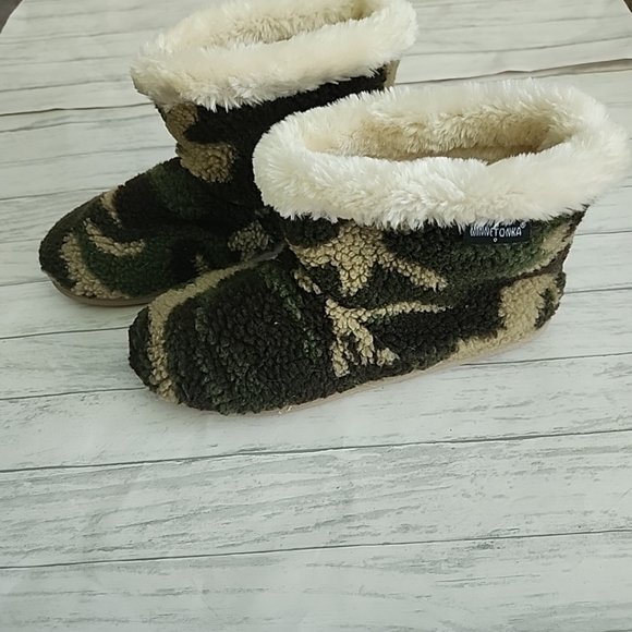 Minnetonka Fuzzy Green Camo Boots Slippers Women's Size L 8-9 - Picture 2 of 4